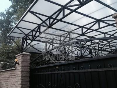 Готовые объекты - Навес над автомобилем из кровельных замковых паленелей №2