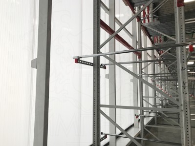 Cветопрозрачный проем в складском помещении